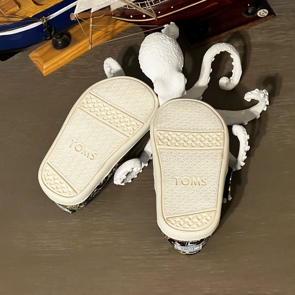 TOMS/Marvel Shoes - Picture 4 of 5